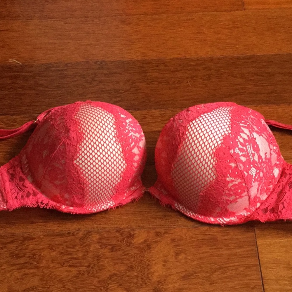 NWOT Victoria Secret Bombshell Bra. 34D.